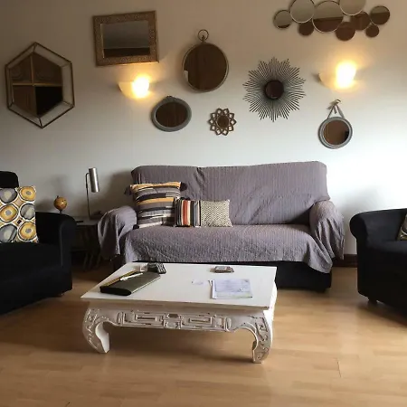 Lejlighed I På 50 M². Soveværelser: 1. Private Badeværelser: 1. Lejlighed *